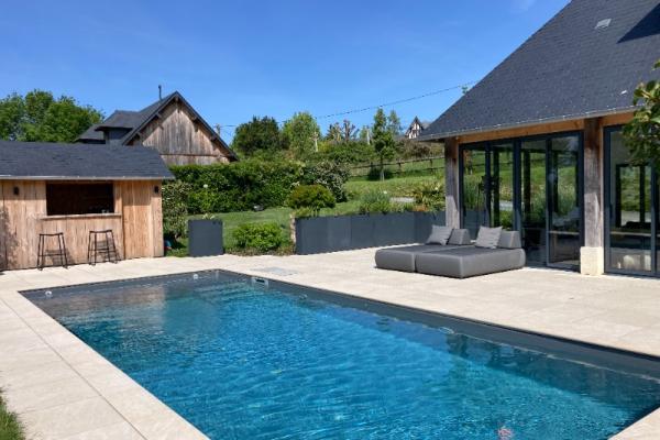 création d'une piscine sur mesure avec terrasse en grès cérame situé sur les hauteurs de Bonneville sur Touques entre Deauville et Pont L'évêque