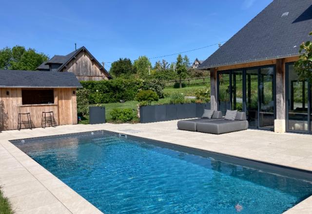 création d'une piscine sur mesure avec terrasse en grès cérame situé sur les hauteurs de Bonneville sur Touques entre Deauville et Pont L'évêque
