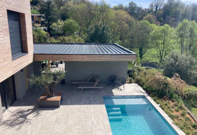 création d'une piscine sur mesure avec terrasse en grès cérame situé sur les hauteurs de Trouville