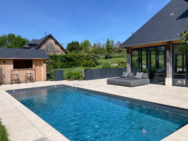création d'une piscine sur mesure avec terrasse en grès cérame situé sur les hauteurs de Bonneville sur Touques entre Deauville et Pont L'évêque