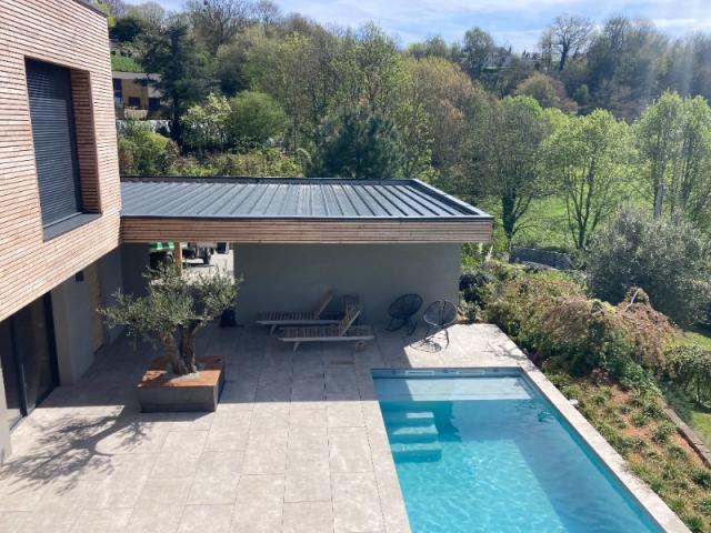 création d'une piscine sur mesure avec terrasse en grès cérame situé sur les hauteurs de Trouville