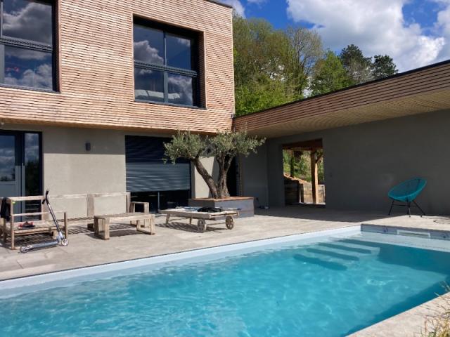 création d'une piscine sur mesure avec terrasse en grès cérame situé sur les hauteurs de Trouville